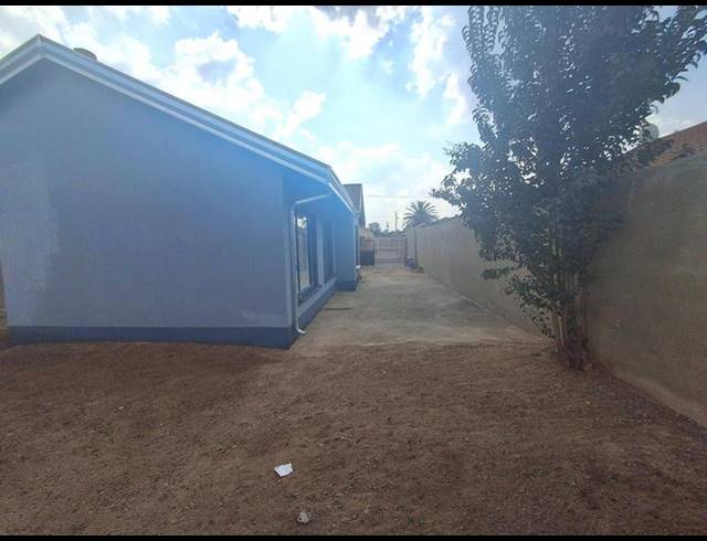 3 BEDROOM HOUSE FOR SALE IN PROTEA GLEN